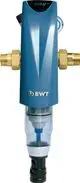 BWT-Filter mit digitalem Display und Druckmessgerät, ausgestattet mit zwei Anschlussmodulen aus Messing, durchsichtiger Wasserbehälter im unteren Bereich.